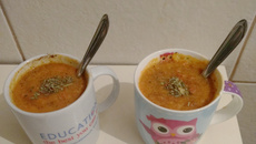 Sopa de tomate na caneca