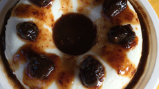 Manjar branco com calda de ameixa