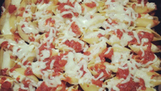 Conchiglione recheado com frango e queijo