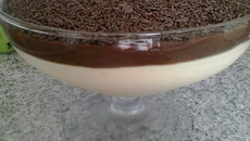 Mousse de maracujá com mousse de brigadeiro