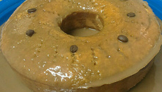 Bolo de baunilha sem fermento com cobertura de capuccino