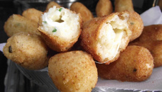 Bolinho de aipim com recheio de carne moída