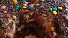 Bolo de chocolate com recheio de beijinho e pêssego