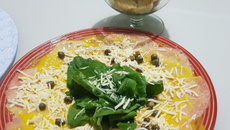 Carpaccio de salmão com queijo e rúcula 