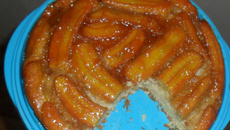 Bolo sem ovos de banana caramelada