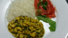 Frango com açafrão metido à caipira