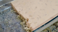 Doce de gelatina com abacaxi e creme