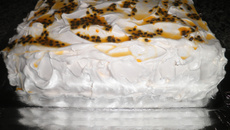 Bolo recheado de maracujá