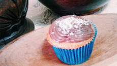 Cupcake de iogurte com recheio de coco e cobertura de brigadeiro