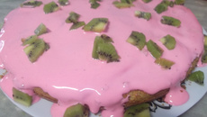 Bolo de kiwi com glacê mole de morango