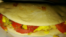 Sanduíche árabe com molho de açafrão