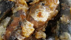 Sardinha na panela de pressão simples e saborosa