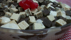 Sobremesa de sorvete com chocolate