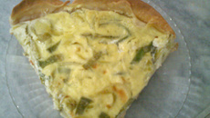 Quiche de alho poró com massa de pastel