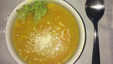 Caldo de batata com legumes