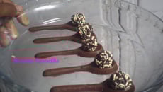 Colher de chocolate com brigadeiro