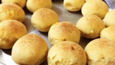 Pães de queijo e agrião da Vera