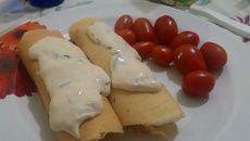 Panqueca de frango e cream cheese com molho balangio