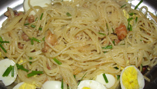 Macarrão com bacon e alho