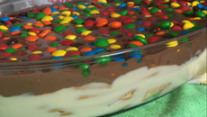 Pavê duo com confeitos de chocolate