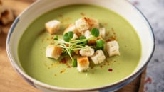 Sopa de ervilha na panela de pressão com batata e cenoura no ponto certo