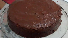 Bolo de banana com cobertura de chocolate