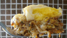 Torta de atum com repolho e cobertura de molho branco