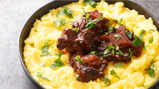 Rabada com polenta e agrião