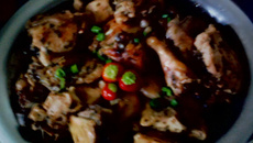 Frango em pedaços, assado e marinado na cerveja