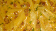 Macarrão penne com linguiça calabresa na panela de pressão