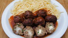 Almôndegas recheadas com catupiry