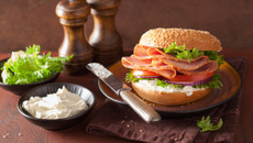 Sanduíche com peito de peru e cream cheese