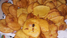 Bolinhos de fubá com queijo ralado