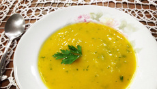 Sopa cremosa de abóbora com alho poró