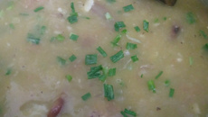 Sopa de aipim com linguicinha caseira e pinhão