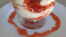 Mousse de iogurte  natural com calda de morango