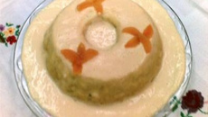 Pudim de pão com calda de damasco