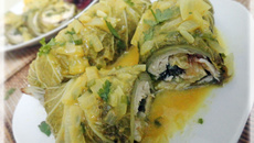 Enroladinho de frango com legumes, ao molho de mostarda