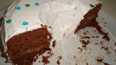 Bolo de chocolate com recheio de leite condensado e cobertura de marshmallow