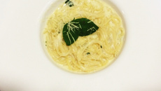 Macarrão com molho branco e manjericão