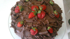 Torta de chocolate com morangos