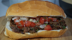 Lanche de costela gaúcha desfiada