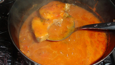 Cação ao molho vermelho