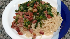Macarrão com escarola e bacon