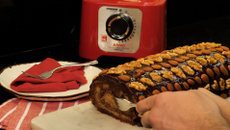 Rocambole de chocolate com nozes e amêndoas