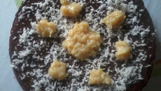 Bolo simples de chocolate com coco