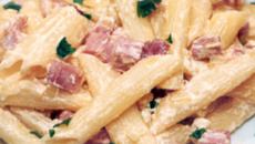 Macarrão com queijo e presunto