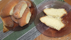 Pão de cachorro quente na máquina de pão