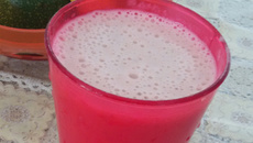 Vitamina de banana com leite  e morango