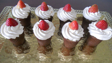Copinhos de chocolate ao leite com creme de morangos e chantilly